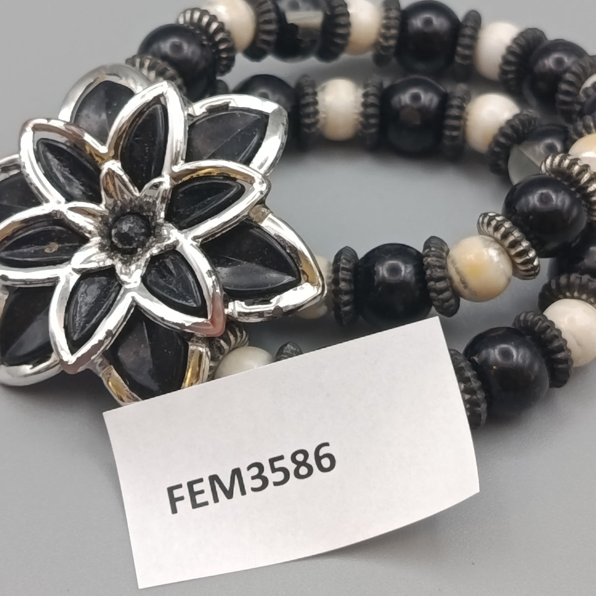 Auffälliges Perlen Armband mit Blumen-Element