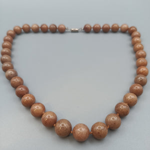 Elegante Naturstein Perlenkette – Sonnenstein Optik