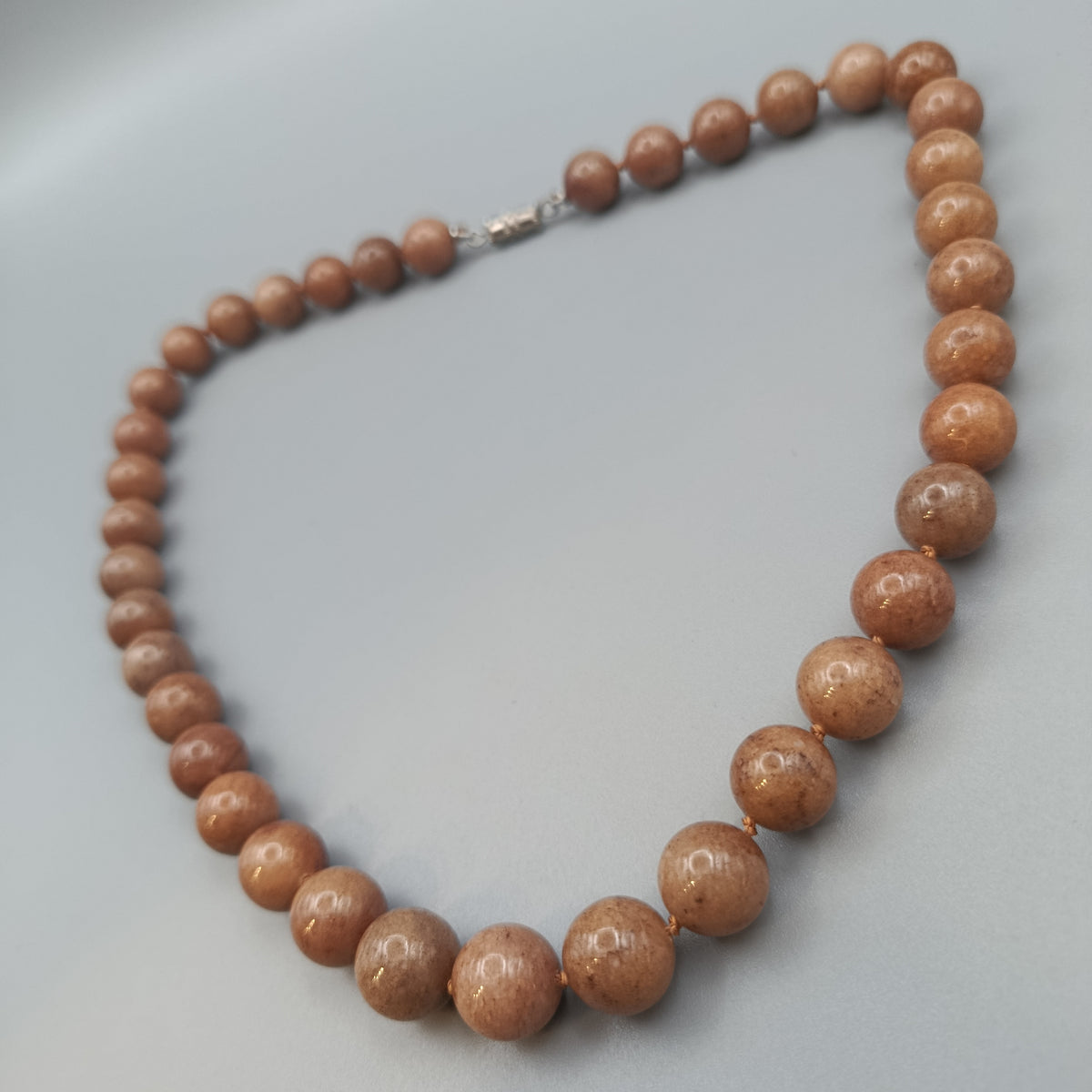 Elegante Naturstein Perlenkette – Sonnenstein Optik