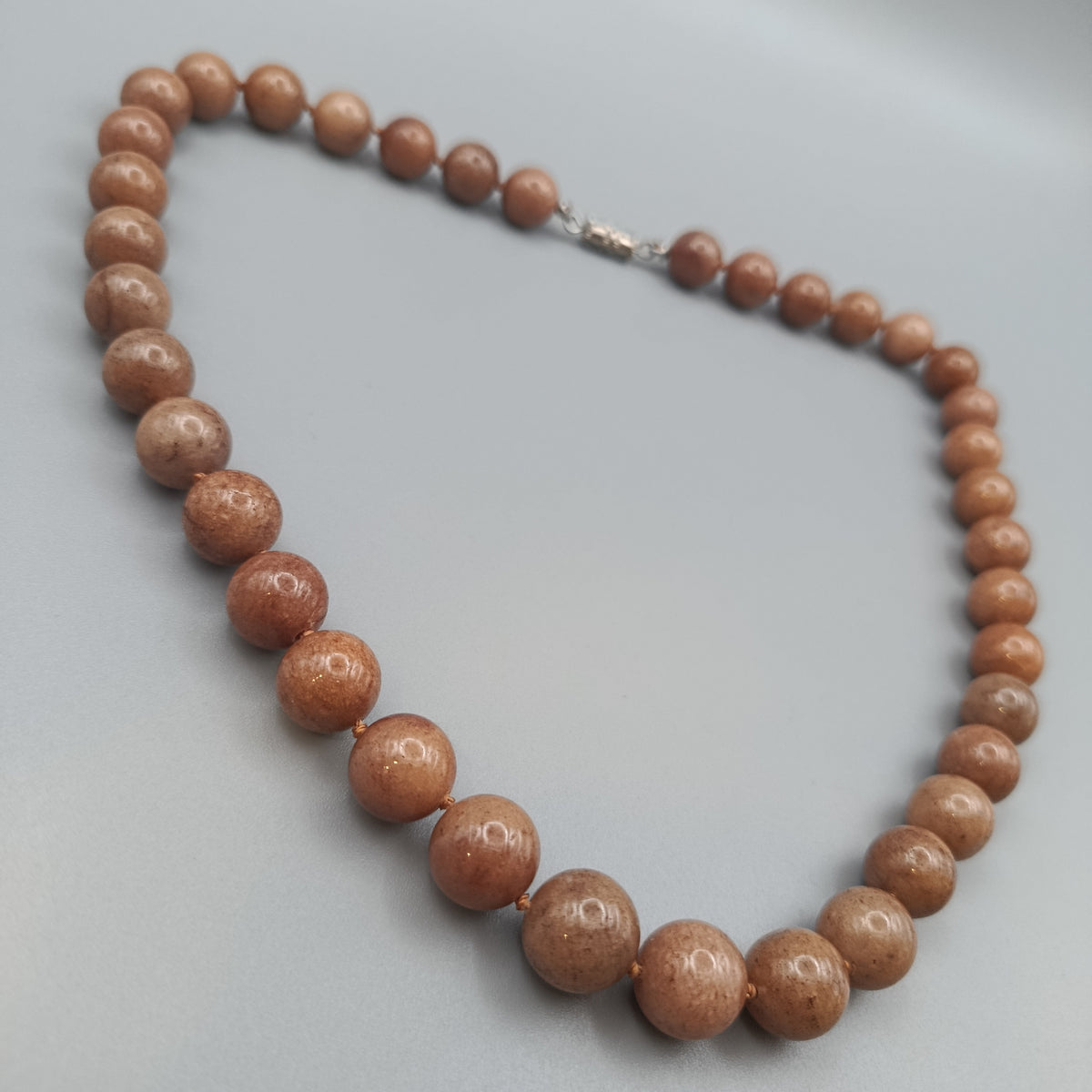 Elegante Naturstein Perlenkette – Sonnenstein Optik