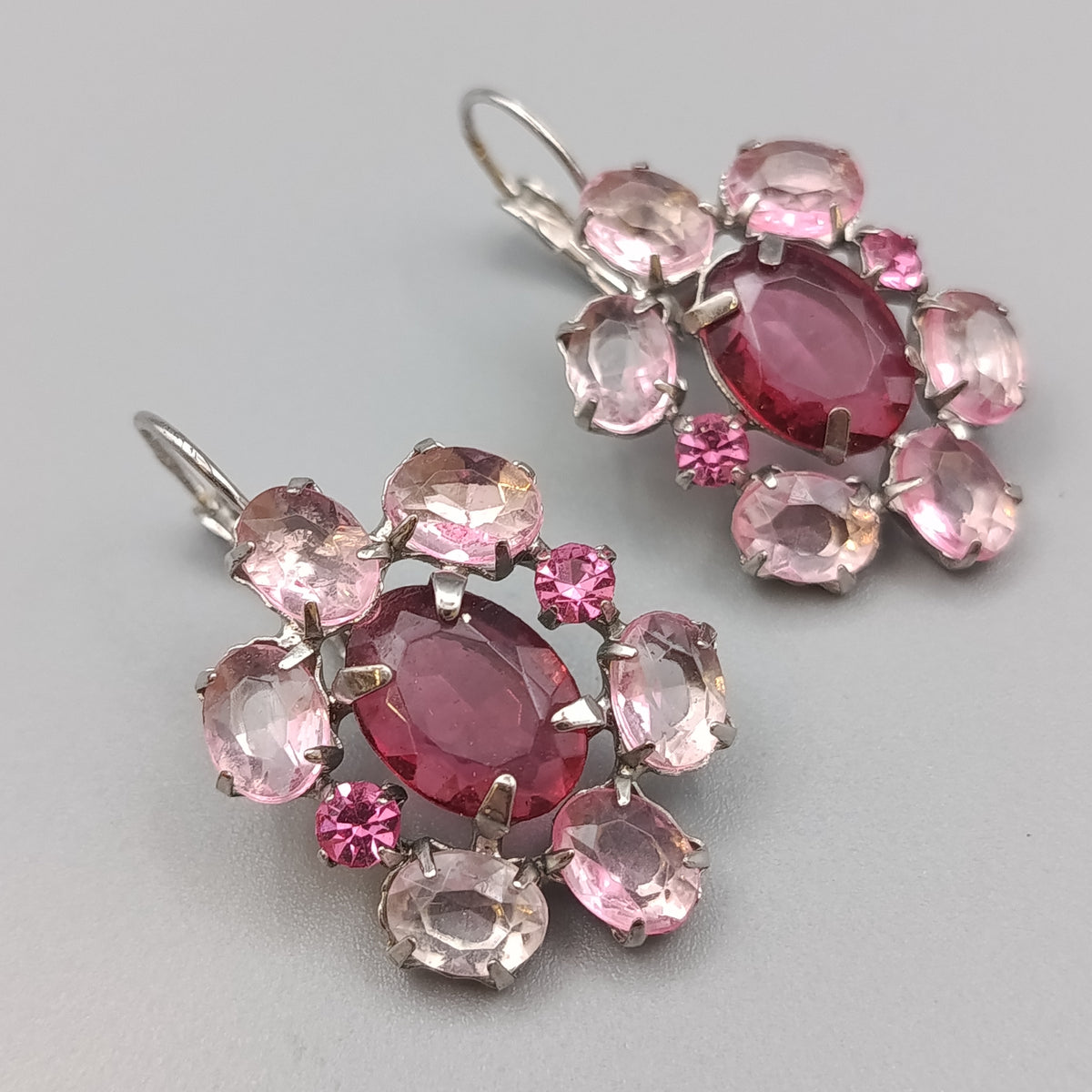 Elegante Ohrhänger mit Rosa  Glassteinen Silberoptik