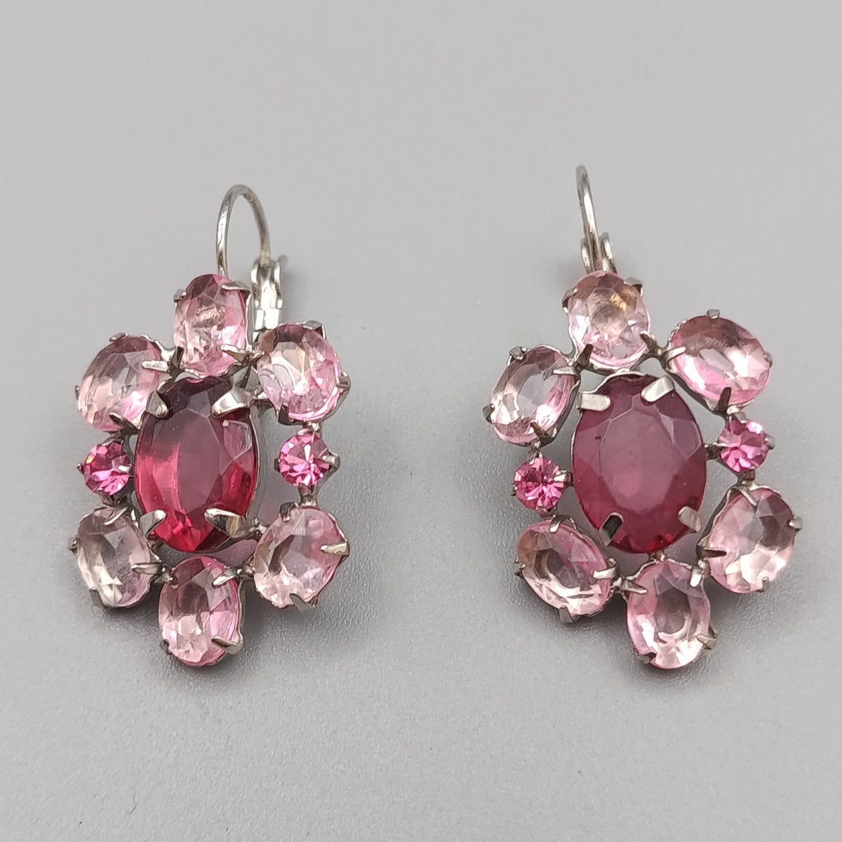 Elegante Ohrhänger mit Rosa  Glassteinen Silberoptik