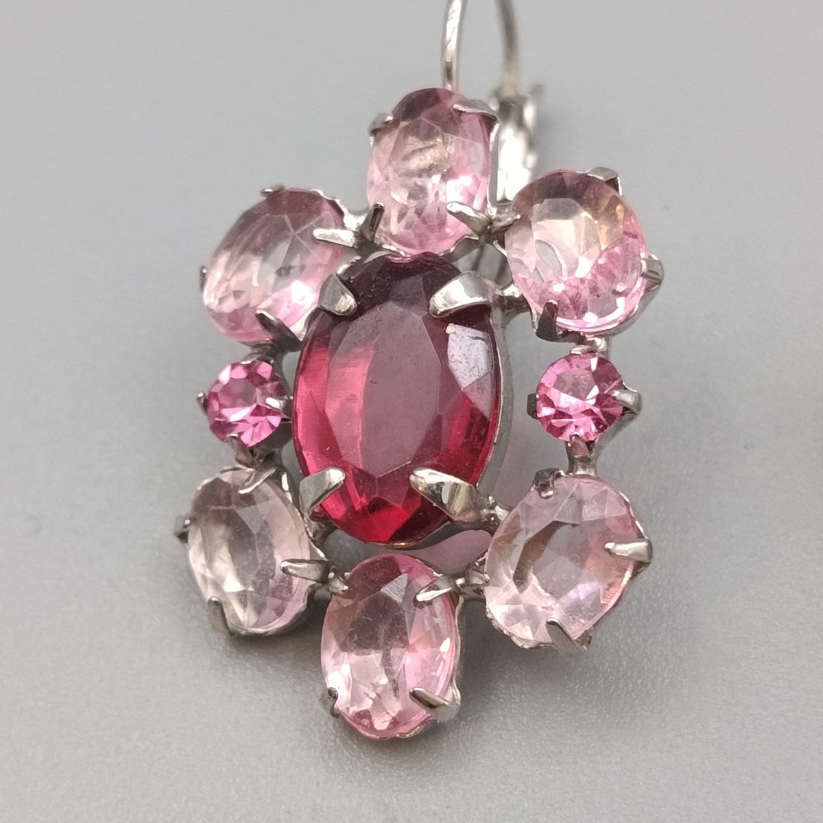 Elegante Ohrhänger mit Rosa  Glassteinen Silberoptik