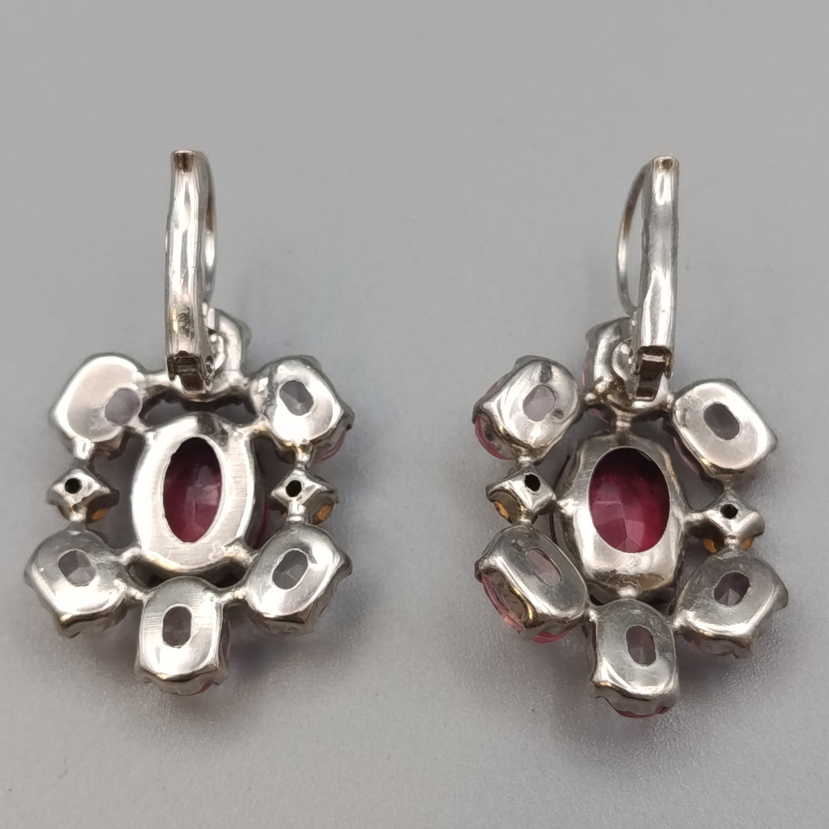 Elegante Ohrhänger mit Rosa  Glassteinen Silberoptik