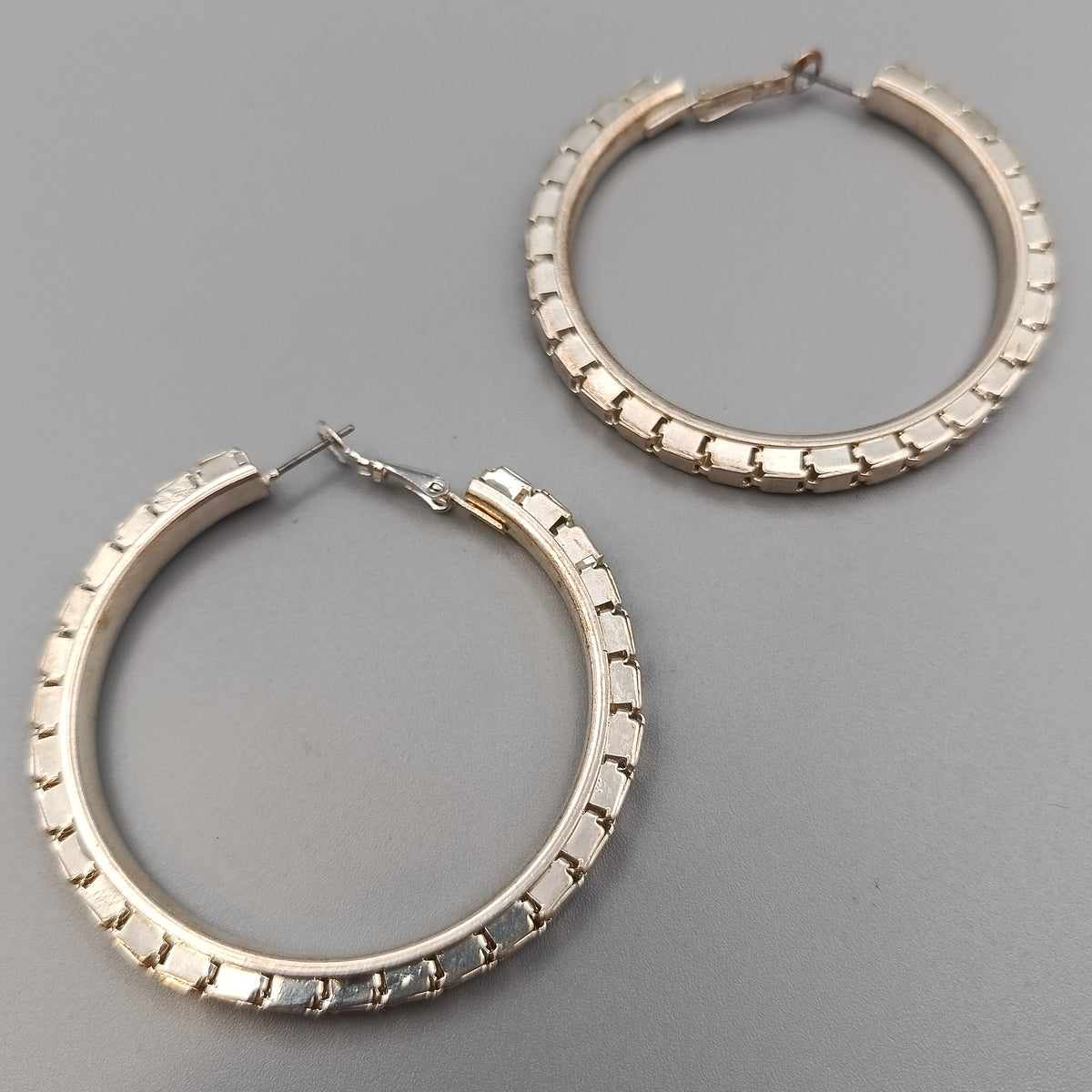 Große Kreolen mit Reliefrand – Eleganter Ohrschmuck