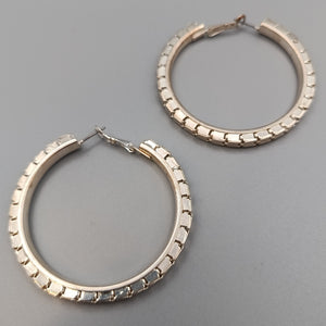 Große Kreolen mit Reliefrand – Eleganter Ohrschmuck