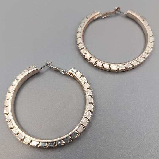 Große Kreolen mit Reliefrand – Eleganter Ohrschmuck