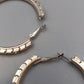 Große Kreolen mit Reliefrand – Eleganter Ohrschmuck