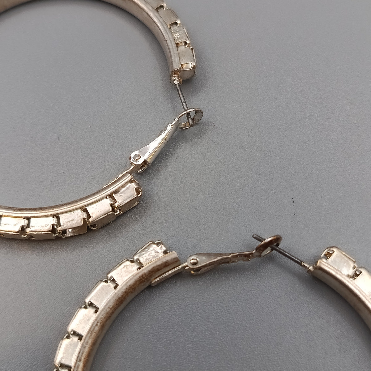 Große Kreolen mit Reliefrand – Eleganter Ohrschmuck