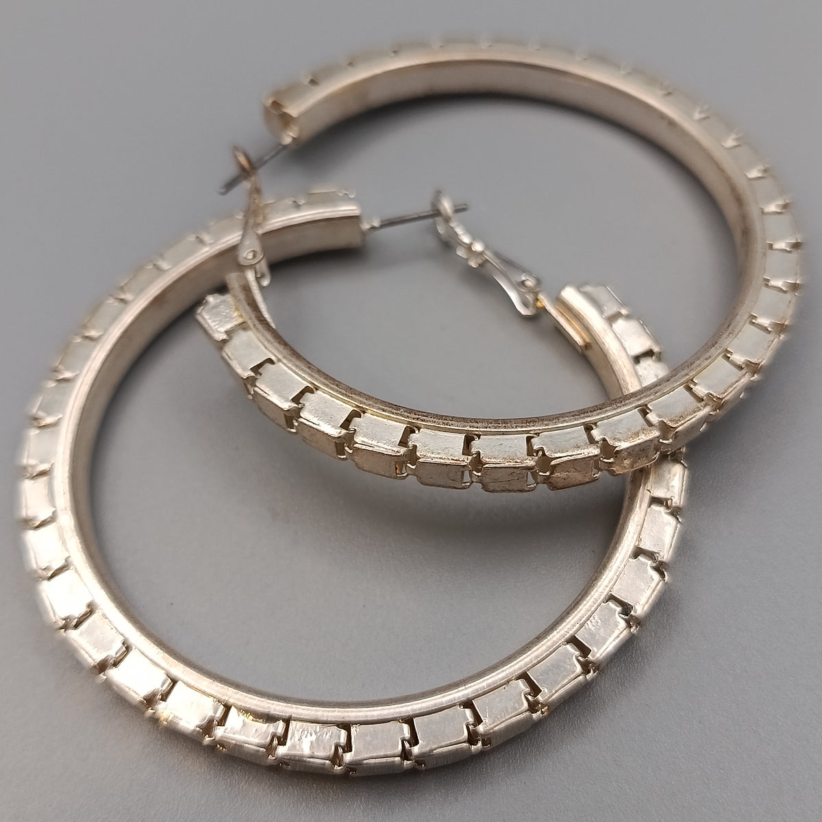 Große Kreolen mit Reliefrand – Eleganter Ohrschmuck