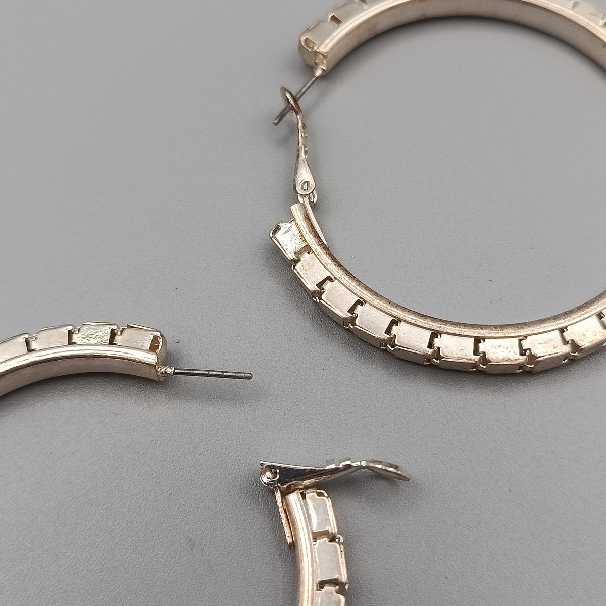 Große Kreolen mit Reliefrand – Eleganter Ohrschmuck