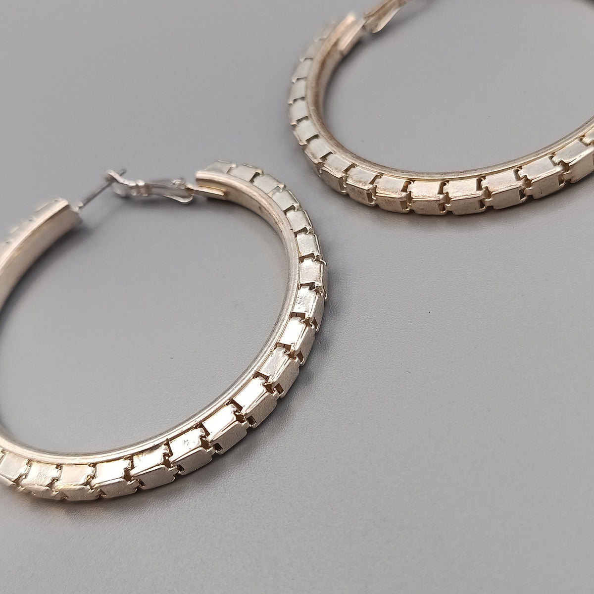 Große Kreolen mit Reliefrand – Eleganter Ohrschmuck
