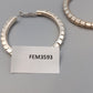 Große Kreolen mit Reliefrand – Eleganter Ohrschmuck
