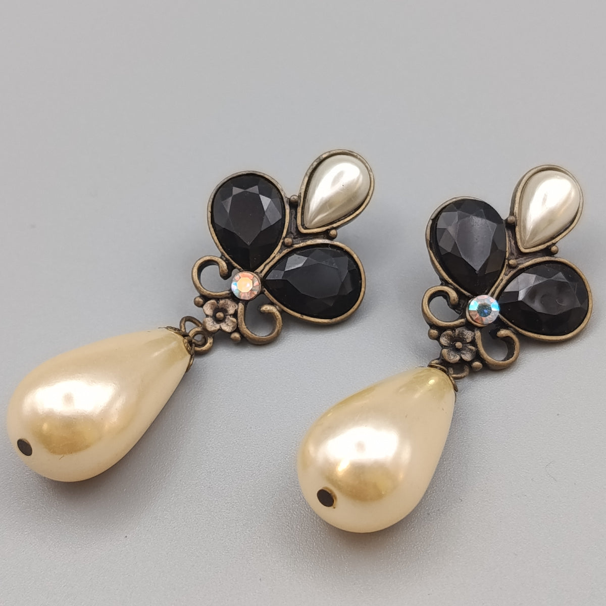 Elegante Ohrhänger mit Perlen und schwarzen Steinen