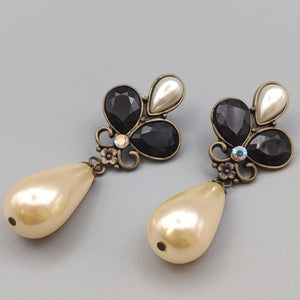 Elegante Ohrhänger mit Perlen und schwarzen Steinen