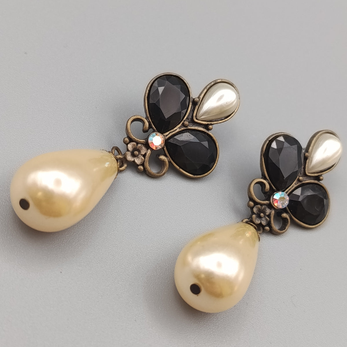 Elegante Ohrhänger mit Perlen und schwarzen Steinen