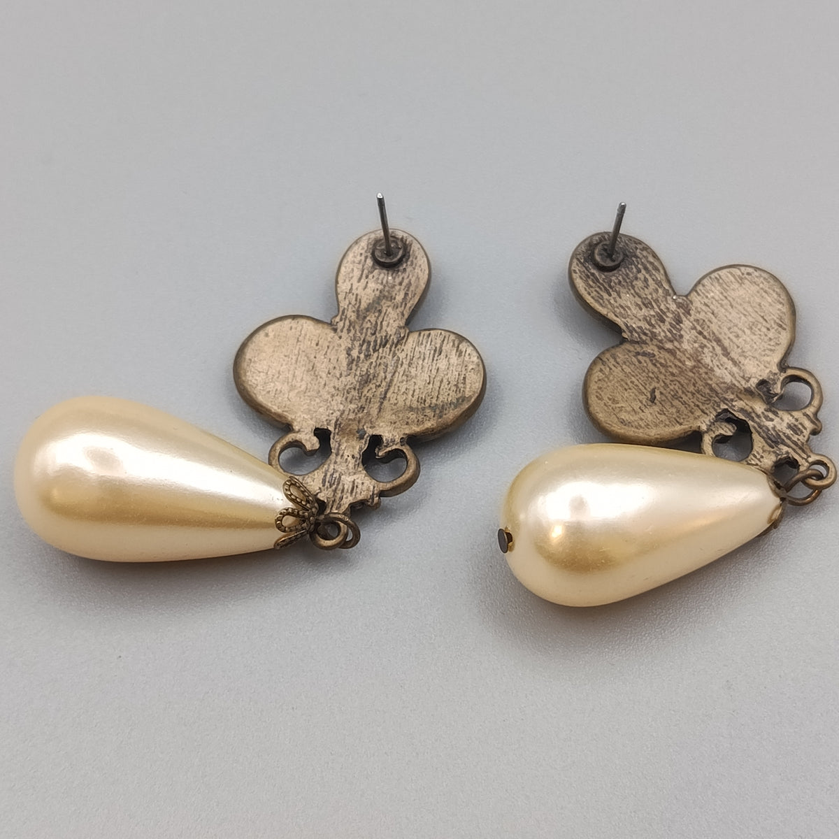 Elegante Ohrhänger mit Perlen und schwarzen Steinen