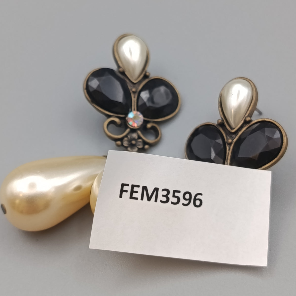 Elegante Ohrhänger mit Perlen und schwarzen Steinen