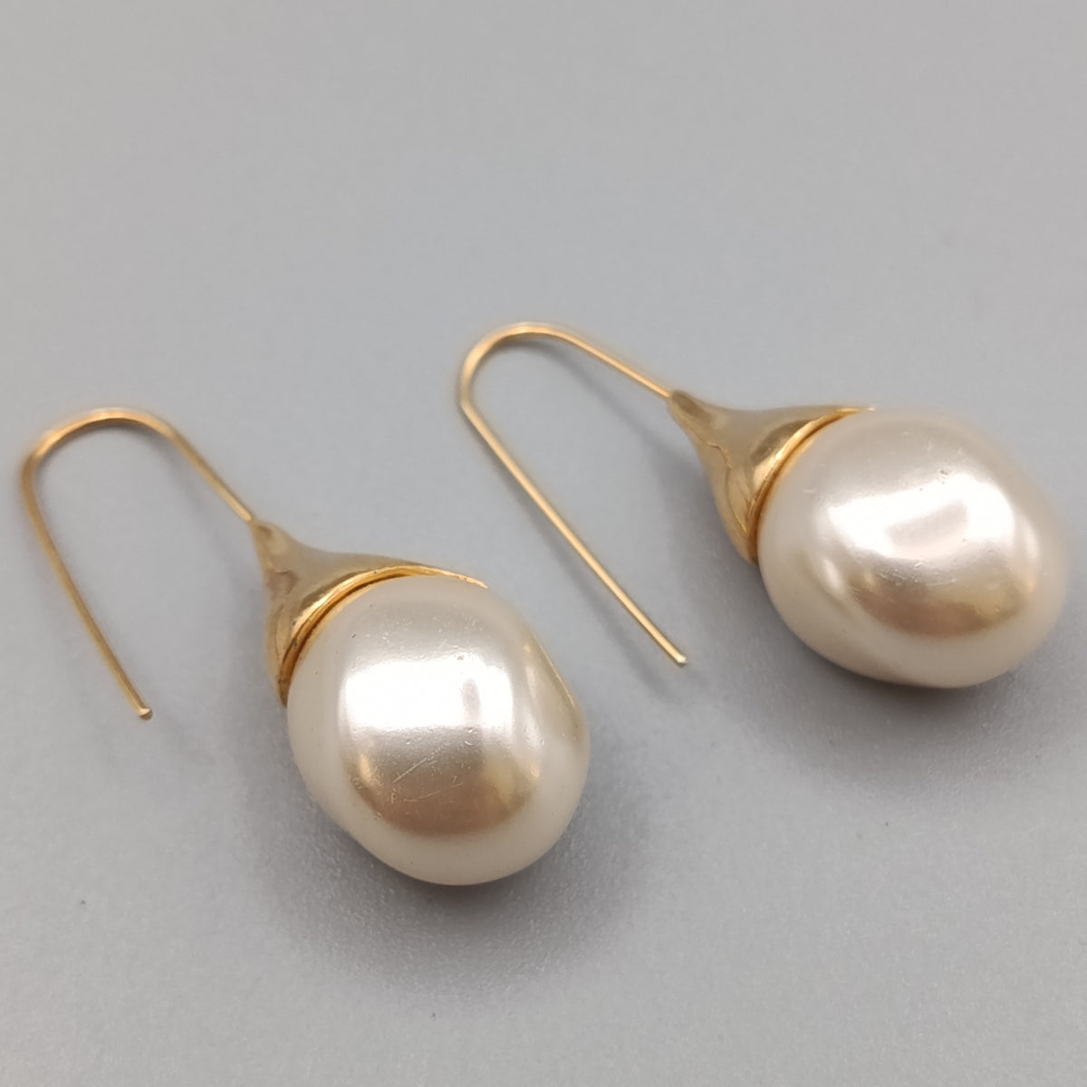 Elegante Perlen Ohrhänger – Tropfenform in Goldoptik