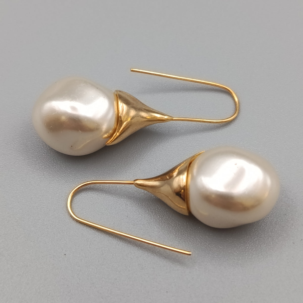 Elegante Perlen Ohrhänger – Tropfenform in Goldoptik