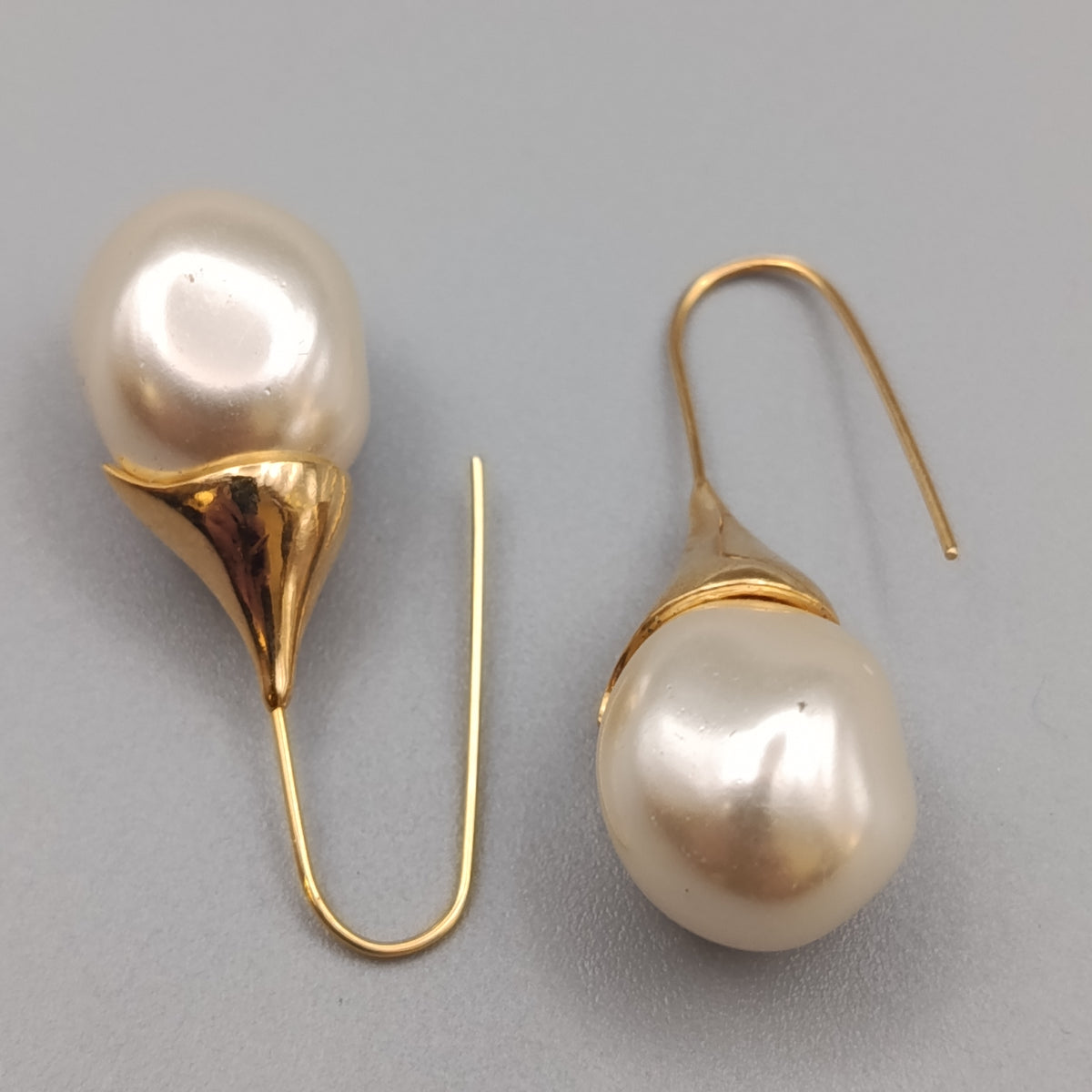 Elegante Perlen Ohrhänger – Tropfenform in Goldoptik