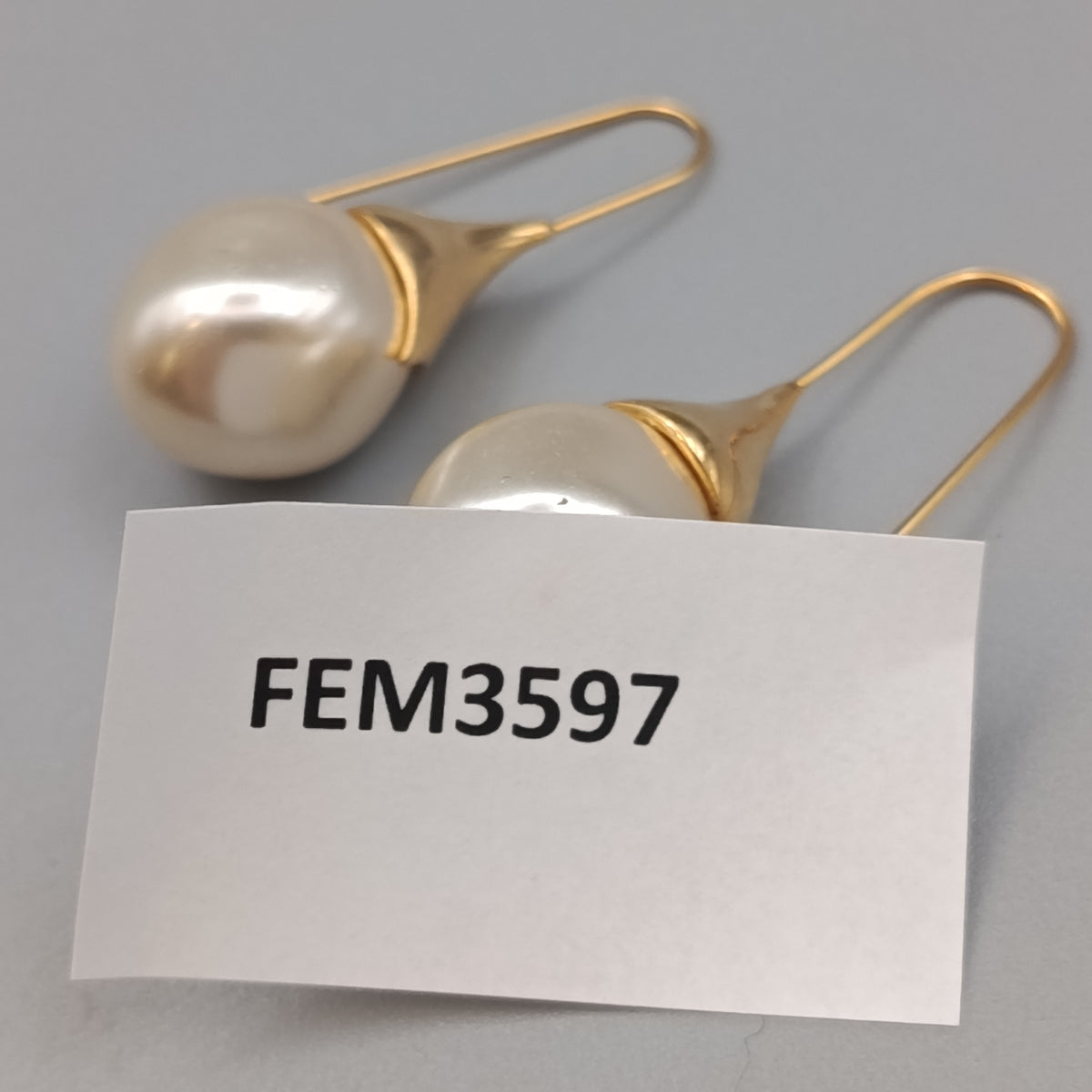 Elegante Perlen Ohrhänger – Tropfenform in Goldoptik
