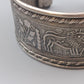 Breiter Armreif mit Löwen-Relief – Antik Silberoptik
