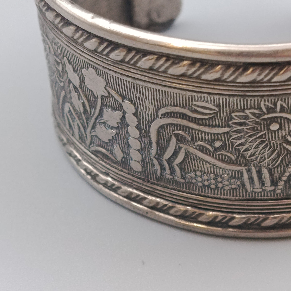 Breiter Armreif mit Löwen-Relief – Antik Silberoptik