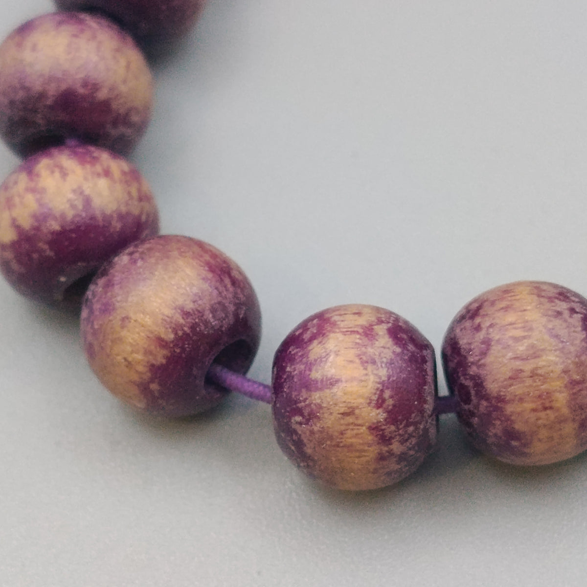 Elegantes Holzperlen Armband – Violett-Melierte Perlen