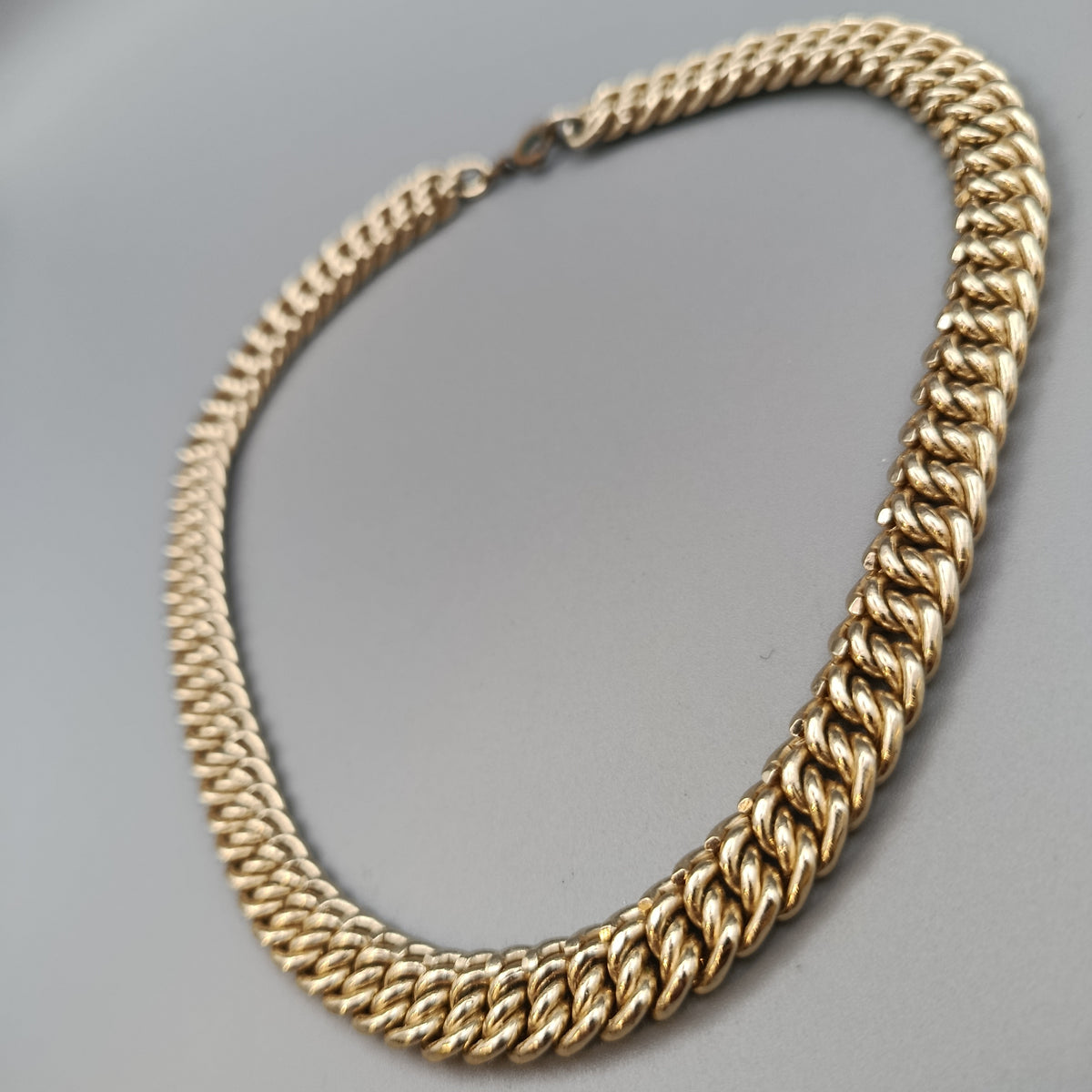 Elegante Panzerkette in Goldoptik – Massives Design