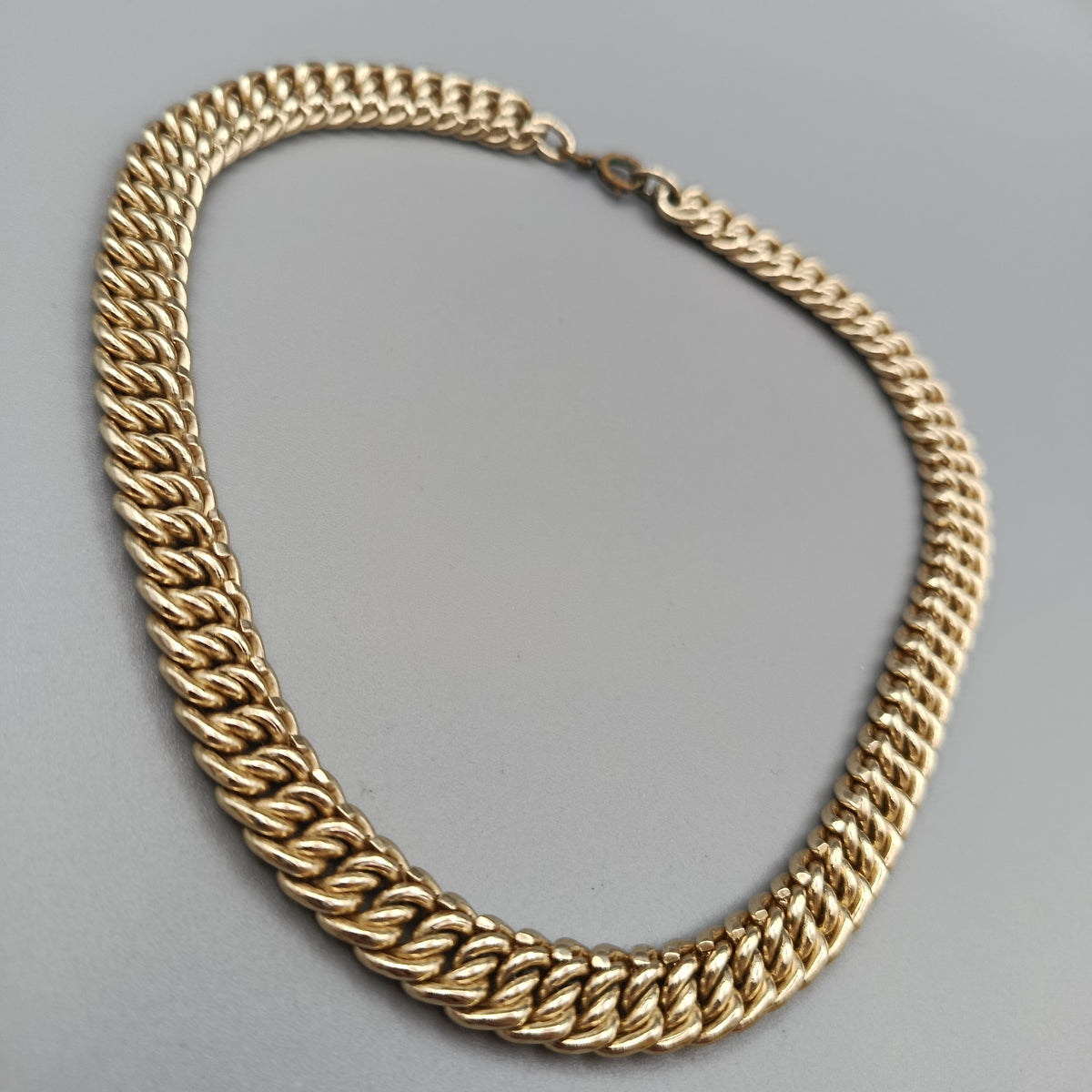 Elegante Panzerkette in Goldoptik – Massives Design