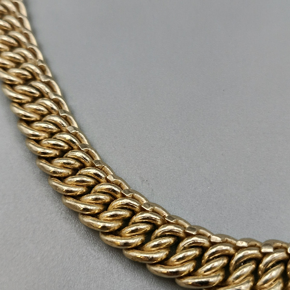 Elegante Panzerkette in Goldoptik – Massives Design