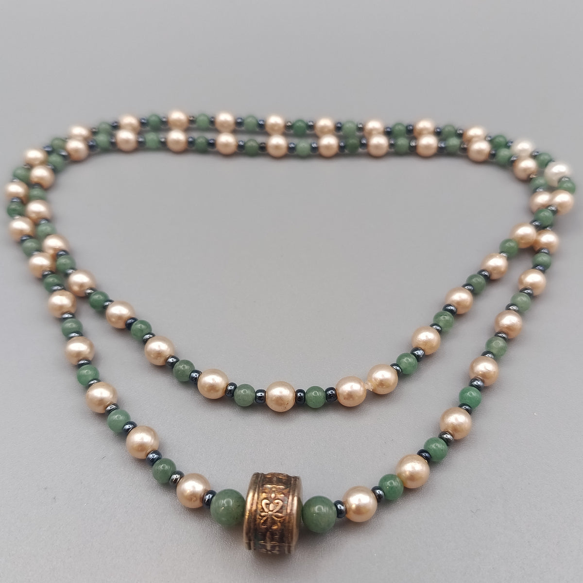 Elegante Perlenkette mit Steinperlen – Mehrfarbiges Design