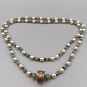 Elegante Perlenkette mit Steinperlen – Mehrfarbiges Design