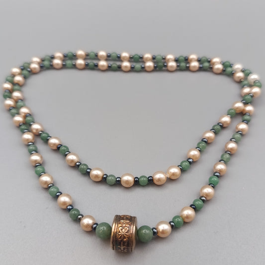 Elegante Perlenkette mit Steinperlen – Mehrfarbiges Design