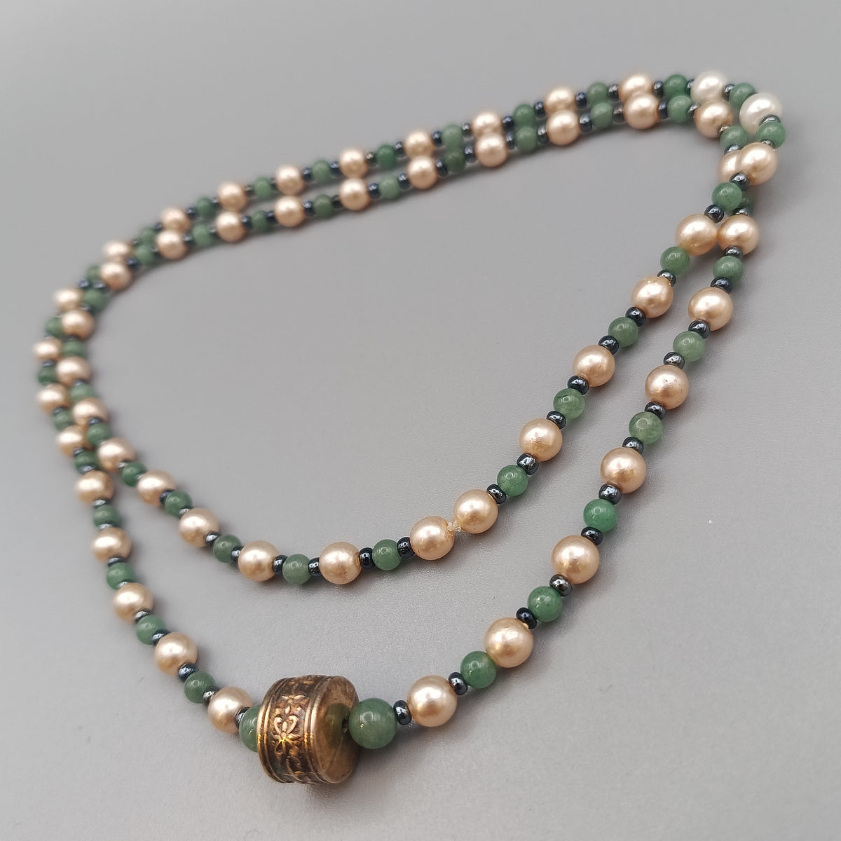 Elegante Perlenkette mit Steinperlen – Mehrfarbiges Design