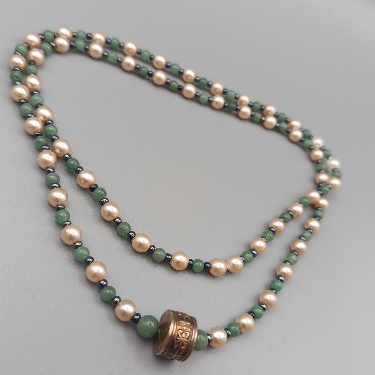 Elegante Perlenkette mit Steinperlen – Mehrfarbiges Design