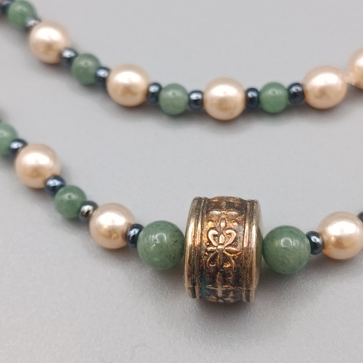 Elegante Perlenkette mit Steinperlen – Mehrfarbiges Design