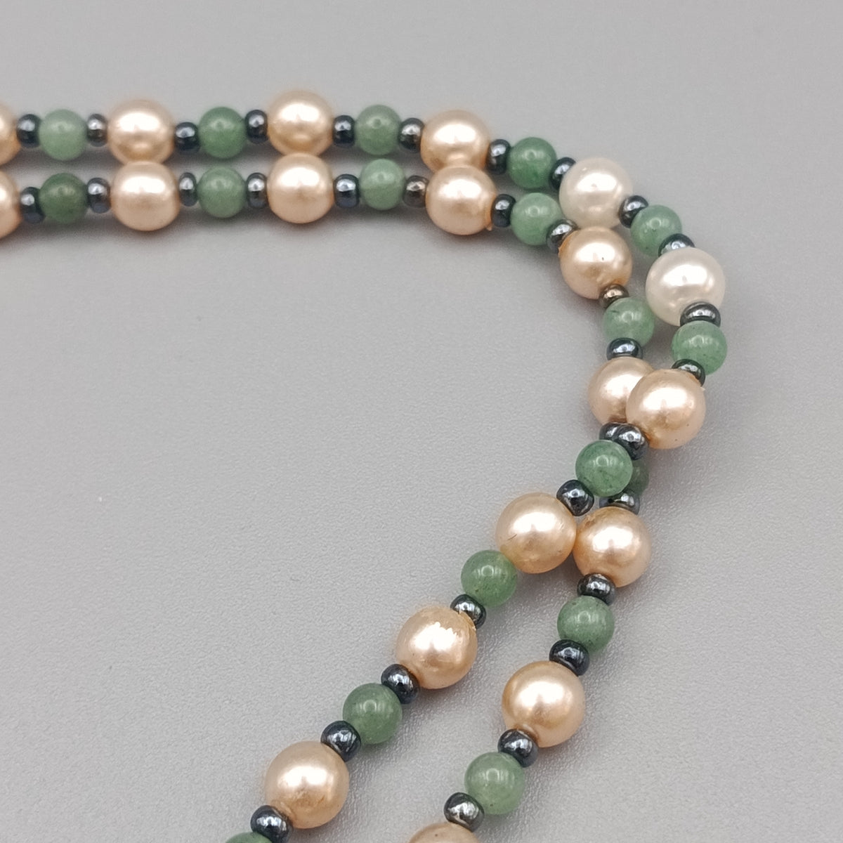 Elegante Perlenkette mit Steinperlen – Mehrfarbiges Design