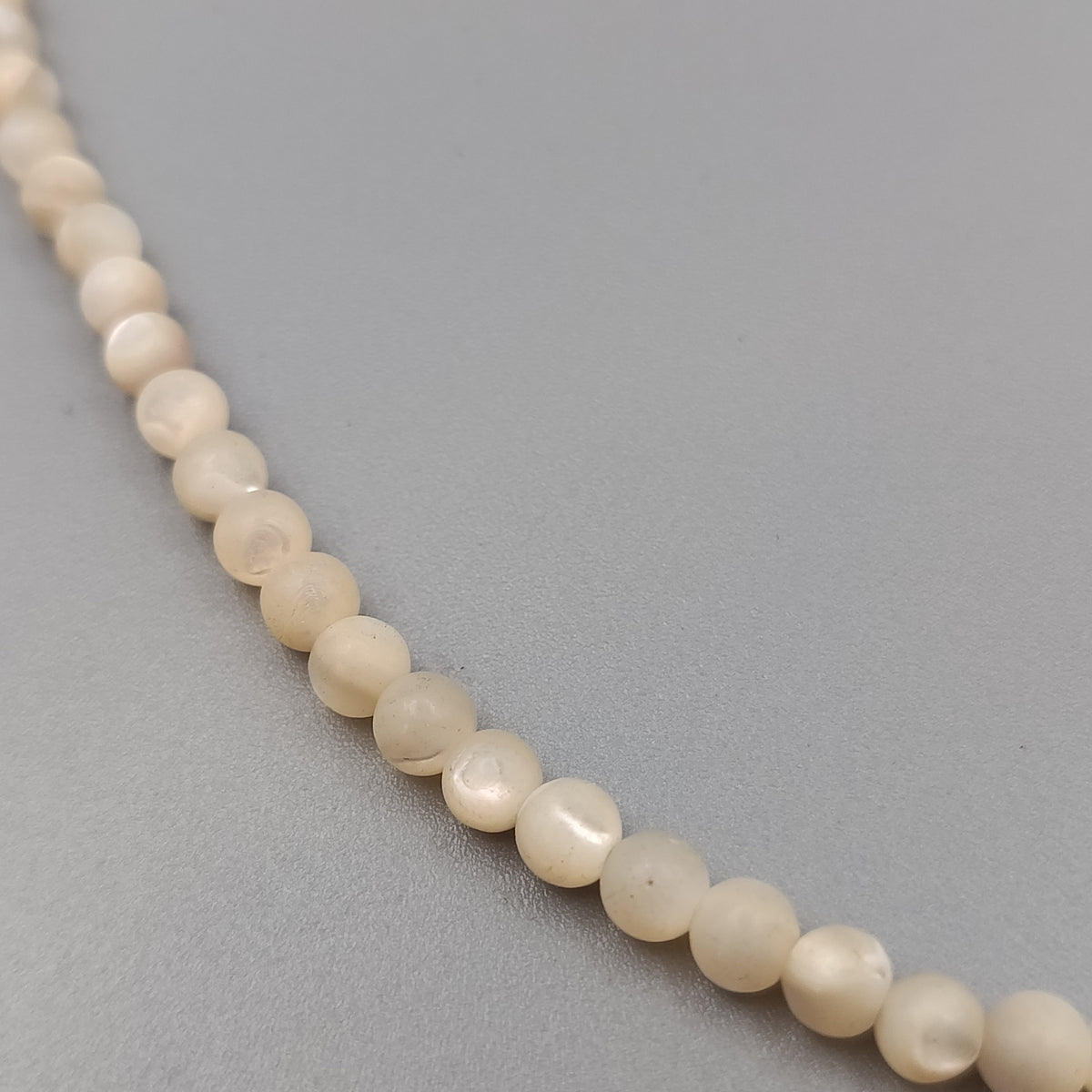 Elegante Perlenkette – Klassischer Perlglanz in Weiß