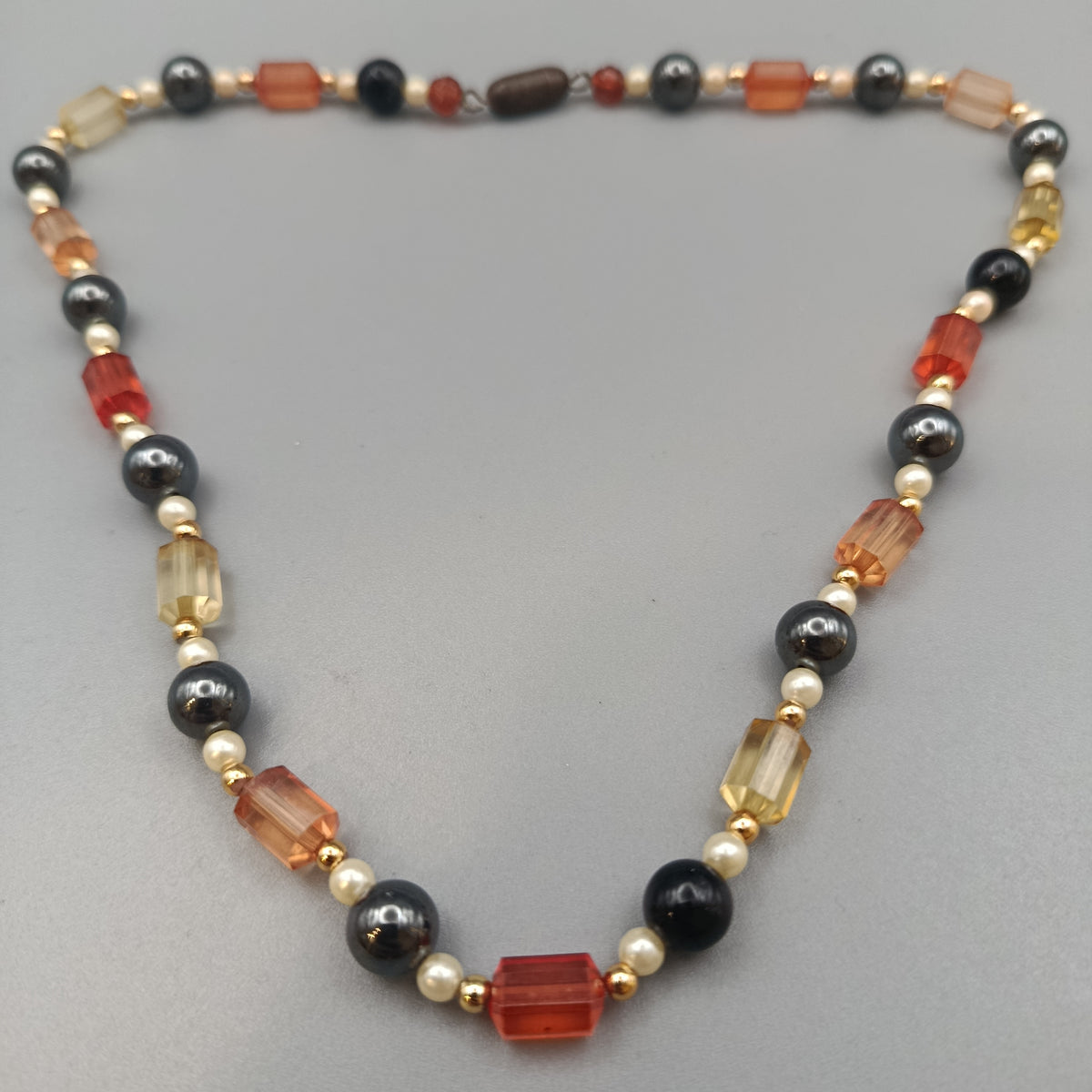 Bunte Perlenkette – Mehrfarbiges Design mit Schmucksteinen