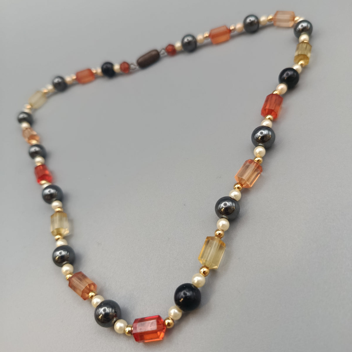 Bunte Perlenkette – Mehrfarbiges Design mit Schmucksteinen