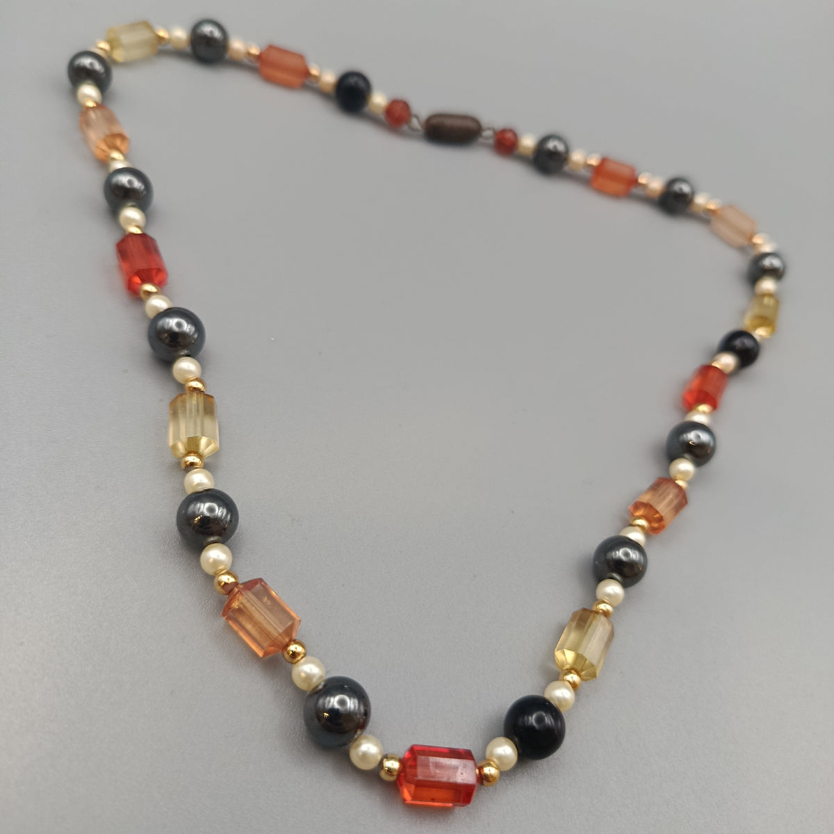 Bunte Perlenkette – Mehrfarbiges Design mit Schmucksteinen