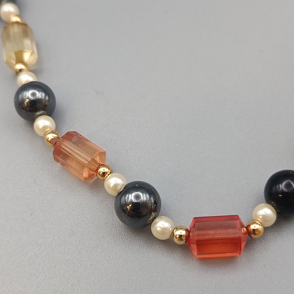 Bunte Perlenkette – Mehrfarbiges Design mit Schmucksteinen