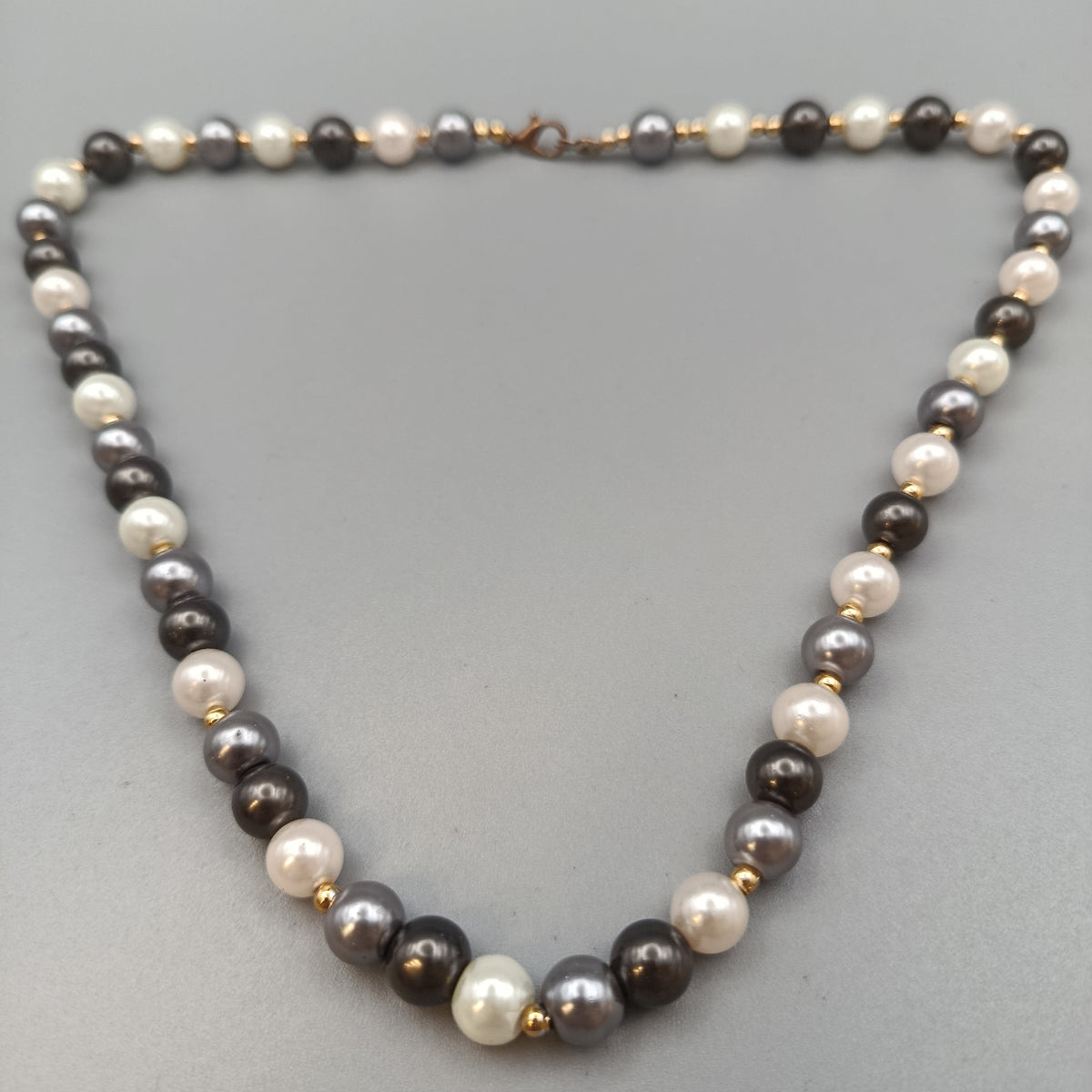 Elegante Perlenkette –  Design in Weiß, Grau und Schwarz