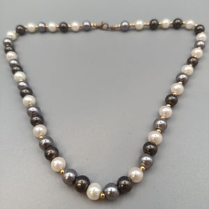 Elegante Perlenkette –  Design in Weiß, Grau und Schwarz