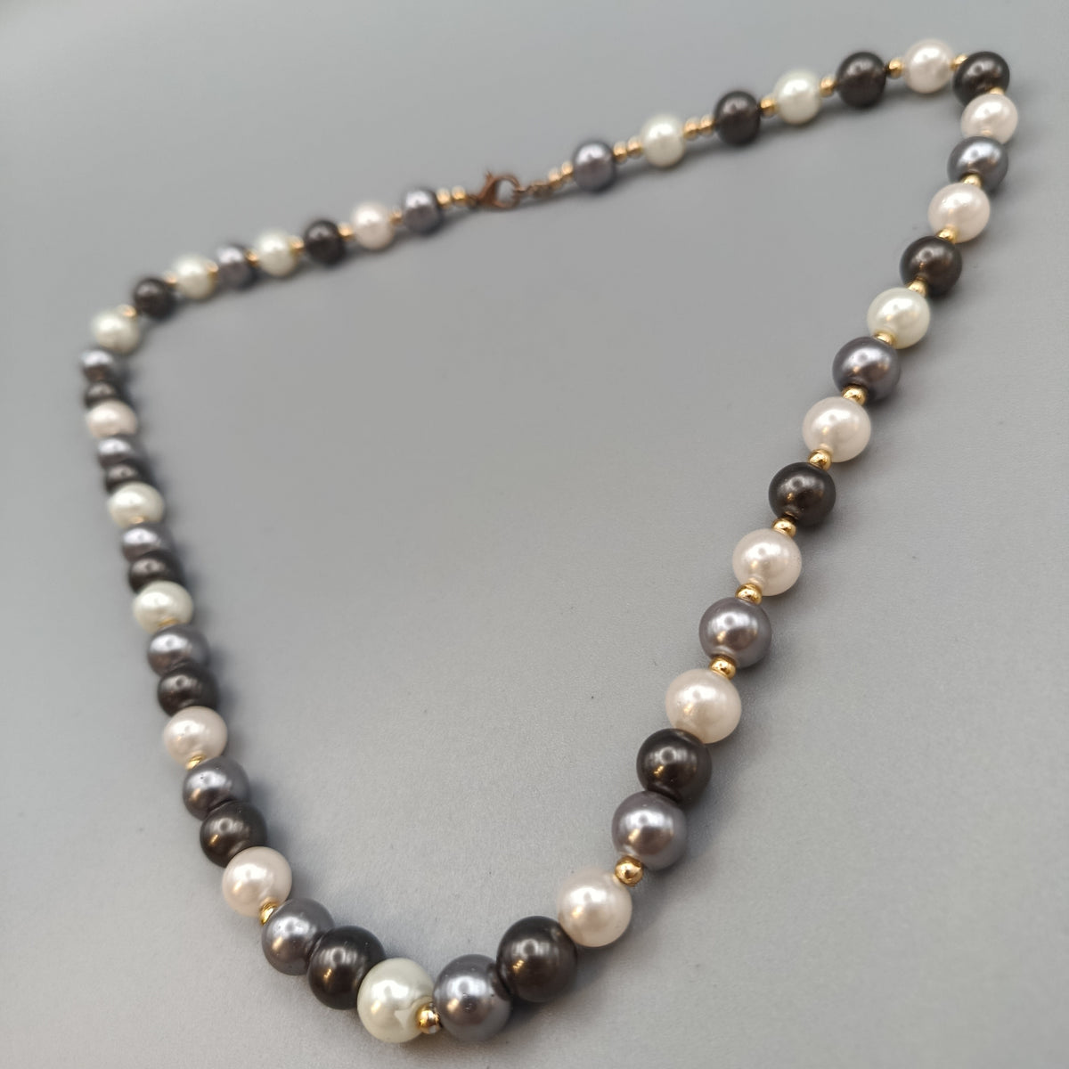 Elegante Perlenkette –  Design in Weiß, Grau und Schwarz