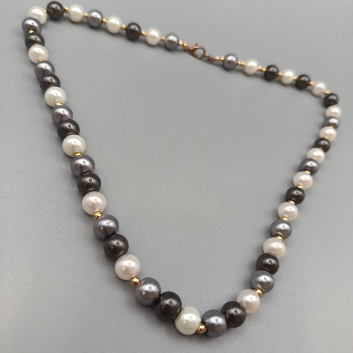Elegante Perlenkette –  Design in Weiß, Grau und Schwarz