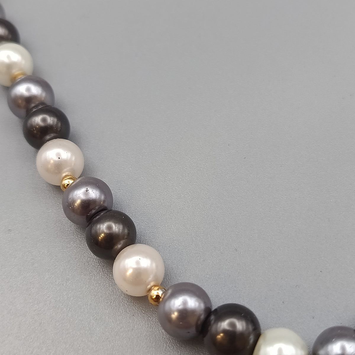 Elegante Perlenkette –  Design in Weiß, Grau und Schwarz