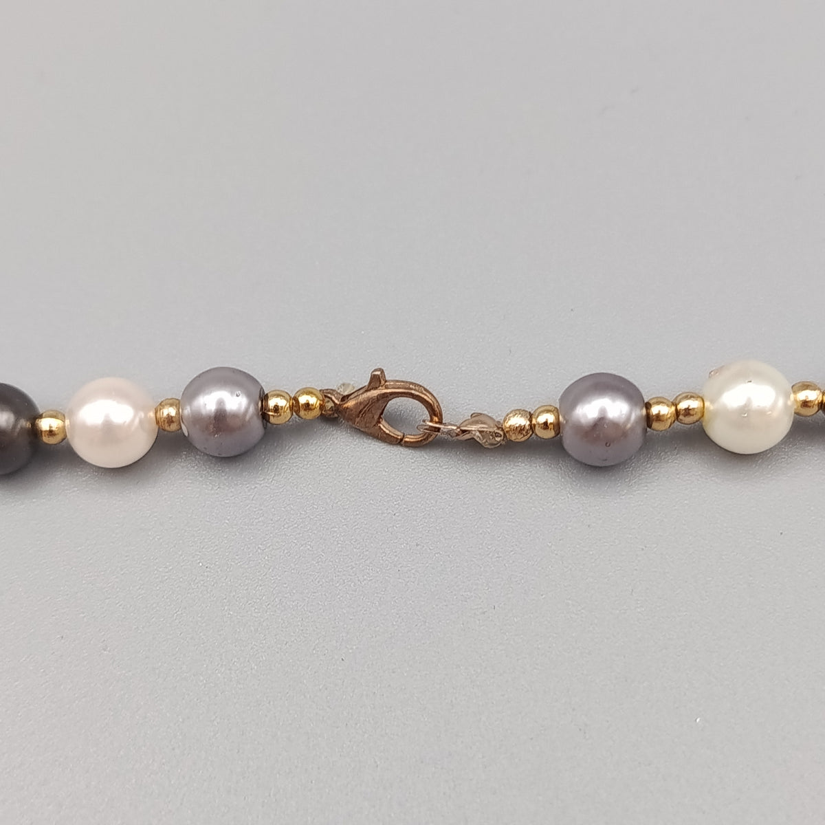 Elegante Perlenkette –  Design in Weiß, Grau und Schwarz